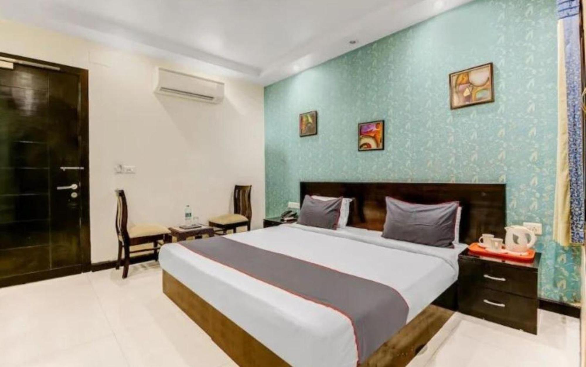 Hotel Paschim Vihar Delhi Zewnętrze zdjęcie